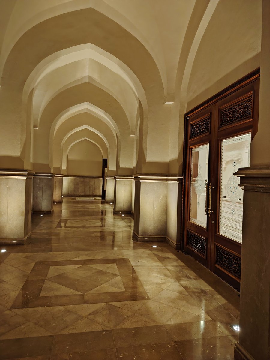 #مساء_الخير
...
الصمت أعظم من بوح الكلام

يسعدلي جوكم 
#مساء_الخير_والسعاده