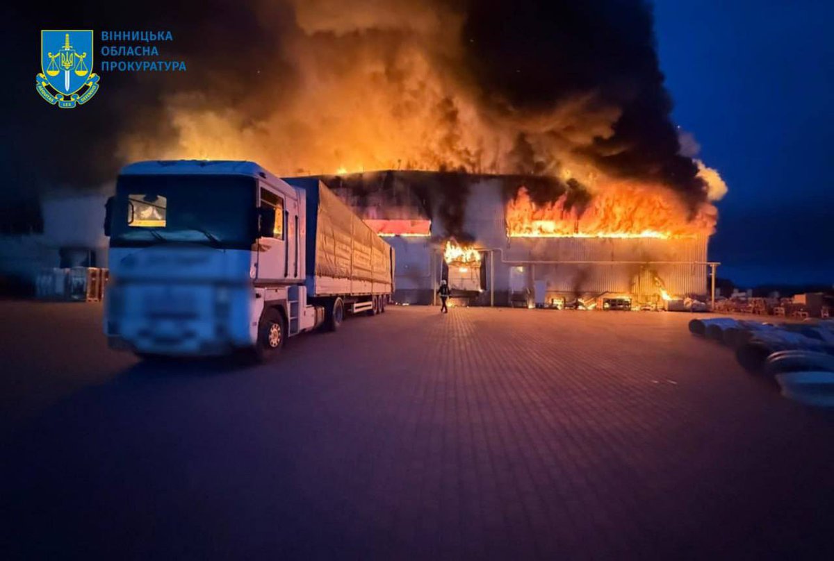 Rosjanie zaatakowali polską fabrykę w Winnicy.

W nocy 16 lipca rosyjskie drony zaatakowały fabrykę polskiej firmy Barlinek w Winnicy.

Atak był celowy – uderzenia przeprowadzono z trzech kierunków. Pojawiły się doniesienia o rannych, w tym dwóch z ciężkimi poparzeniami.
