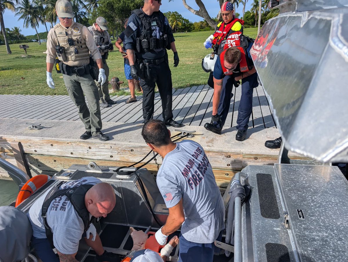 USCGSoutheast's tweet image. 🚨#Breaking🚨
@USCG Sta Miami Beach & MSST Miami crew responded to a man struck by a boat propeller near Elliott Key, Tues.
The man was transported to the Boca Chita dock. Miami-Dade Fire Rescue airlifted him to the hospital for a higher level of care.
🔗: tinyurl.com/3jv9edrz