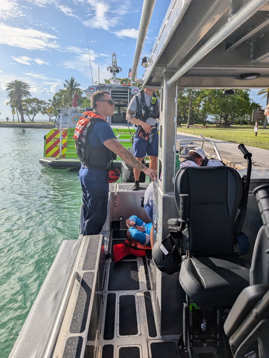 USCGSoutheast's tweet image. 🚨#Breaking🚨
@USCG Sta Miami Beach & MSST Miami crew responded to a man struck by a boat propeller near Elliott Key, Tues.
The man was transported to the Boca Chita dock. Miami-Dade Fire Rescue airlifted him to the hospital for a higher level of care.
🔗: tinyurl.com/3jv9edrz