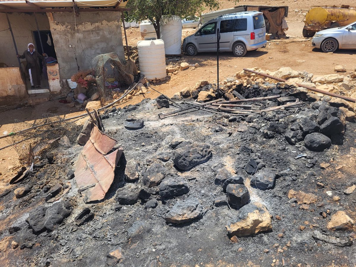 JVActivists's tweet image. For two nights in a row, masked settlers have invaded the home of the Abu Seif family in the Hamra area and set fire to buildings and property.
כבר שני לילות ברצף שמתנחלים רעולי פנים מגיעים למתחם מגוריה של משפחת אבו סיף באזור חמרה ומעלים מבנים ורהיטים באש.
Hamra 15.7.25