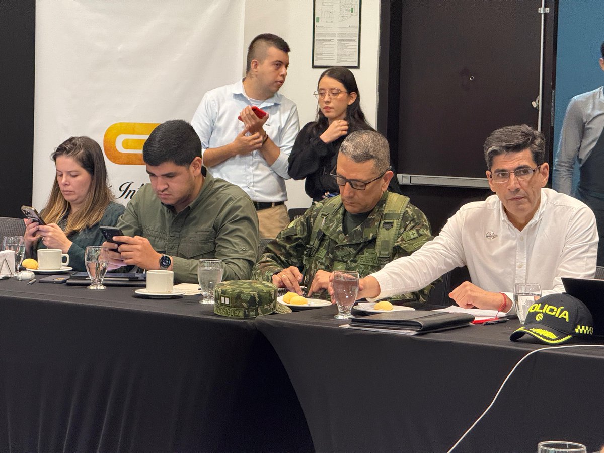 #AEstaHora, participamos en el Consejo de Seguridad del <a href="/IntergremialSAN/">Comité Intergremial de Santander - Oficial</a> junto a la Fuerza Pública, <a href="/GobdeSantander/">Gobernación de Santander</a> y el <a href="/mindefensa/">Mindefensa</a>, donde expresamos las principales preocupaciones del gremio en el departamento, con la intención de generar acciones que traigan tranquilidad a los