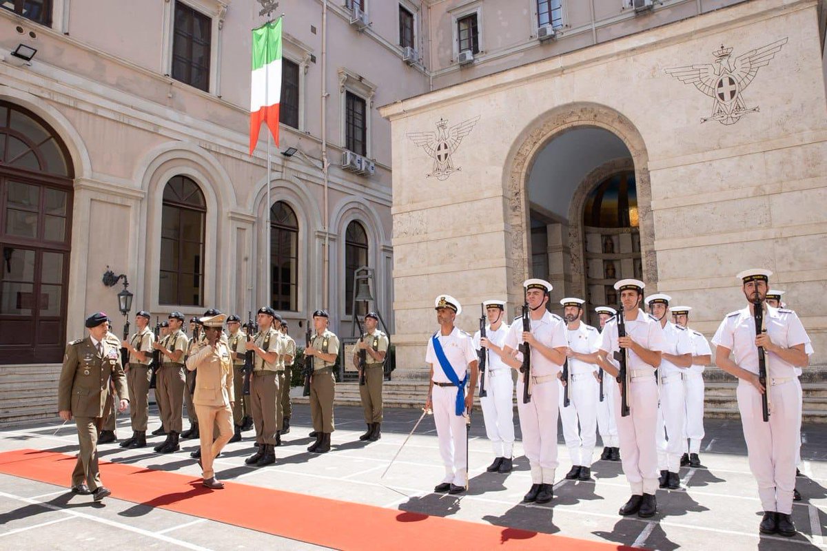Il Gen. #Portolano, Capo di SMD, ha ricevuto il suo omologo somalo, Gen. Raage 🇸🇴. Un’occasione proficua per consolidare la cooperazione militare e l’impegno congiunto a favore della sicurezza e stabilità internazionale.
#ForzeArmate🇮🇹 #UnaForzaperilPaese
