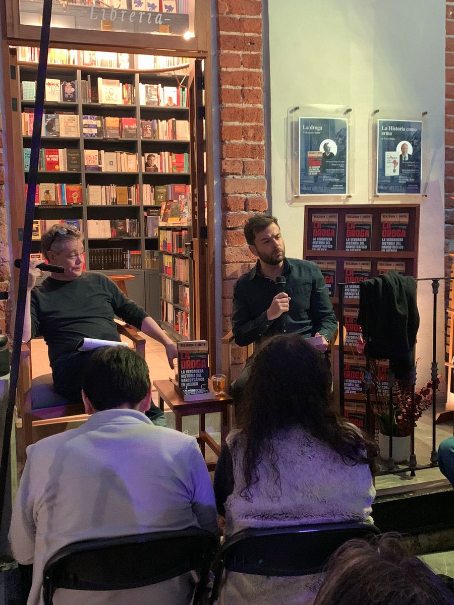 perezricart's tweet image. Ayer tuvimos casa llena en @SandorMaraiCDMX para escuchar al historiador británico Benjamin Smith hablar de su último libro “La droga: la verdadera historia del narcotráfico en México”.
Con presencias como las del profesor Smith, nuestro proyecto librero sigue creciendo.
