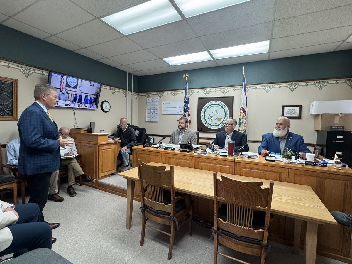 WVTreasury's tweet image. While in Summersville today, Treasurer Pack had the opportunity to meet with the Nicholas County Commission and receieve a tour, from commissioners, of the new Sheriff’s Office and 911 center.
Our office is committed to helping local communities and law enforcement around WV.