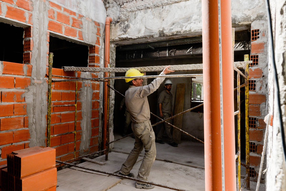 MInfraPBA's tweet image. 🏥 Seguimos con la construcción del pabellón pediátrico del Hospital Iriarte en #Quilmes
El nuevo edificio contará con dos pisos, 26 habitaciones, 46 camas de internación y guardia que permitirán ampliar el acceso público a la salud, mejorando el servicio a miles de bonaerenses.