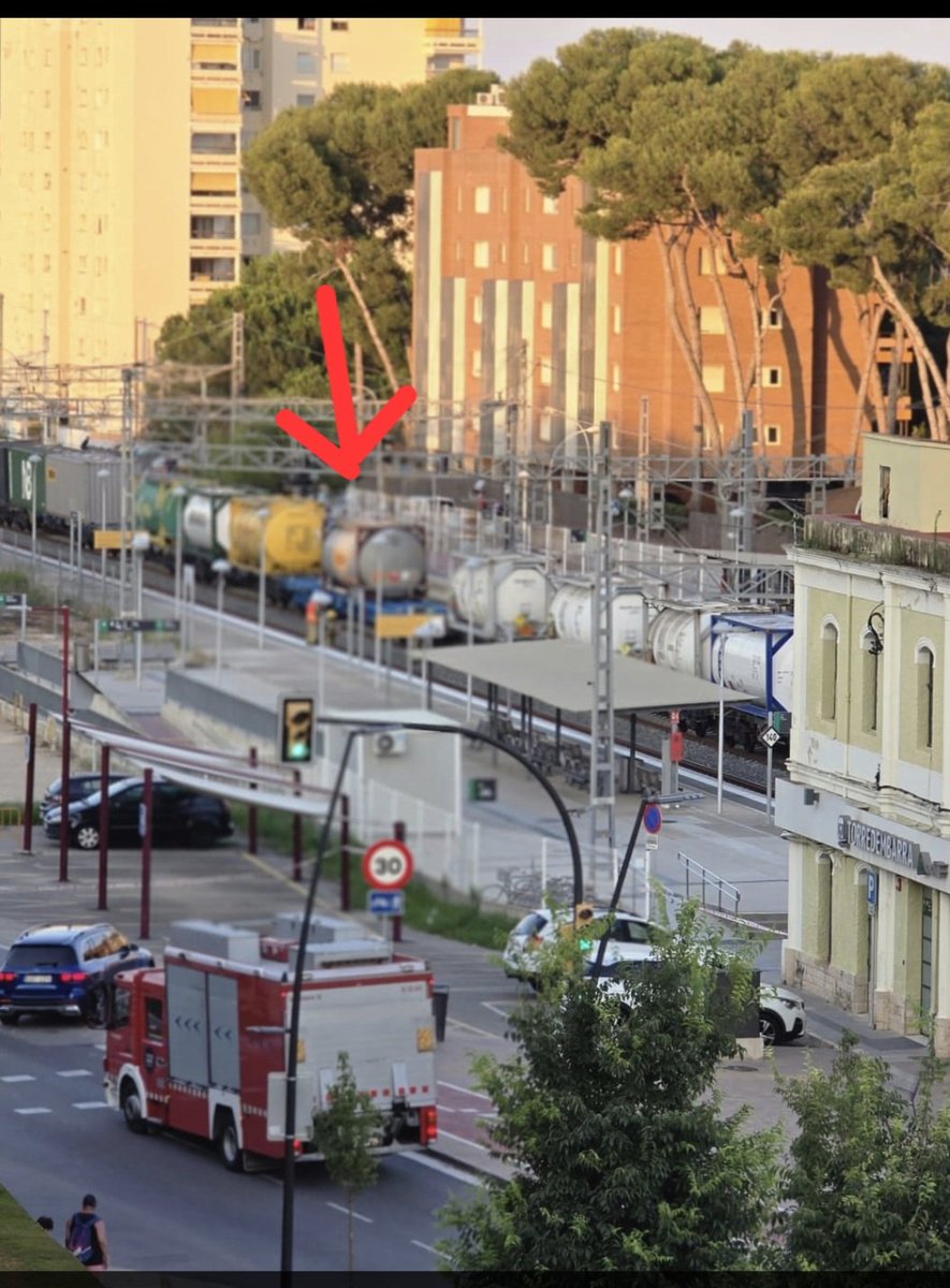 Un cop més els usuaris de <a href="/Renfe/">Renfe</a> han sofert retards i anulacions de trens degut a un tren de mercaderies perilloses a #torredembarra Fins quan aquest maltractament? Diem prou. Volem un servei de transport public digne i compromes amb els usuaris.  
<a href="/dignitatavies/">Dignitat a les vies</a> 
<a href="/VagaRenfe/">Afectats/des Rodalies</a>