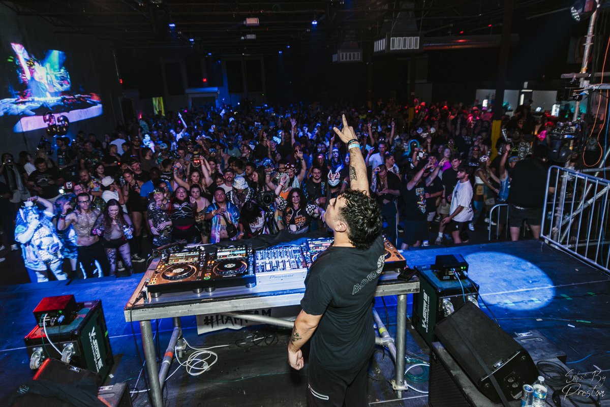 apexmoro's tweet image. Still floating from this last weekend 🤩 
@SoundersDallas you were incredible, truly a night I will never forgot. Let’s do it again ASAP @HAM_Promotions 👀💜 
ps who got the lucky shirt? 
Phots by :shotbypreston on Insta (no twitter but an incredible human worth the follow on IG)