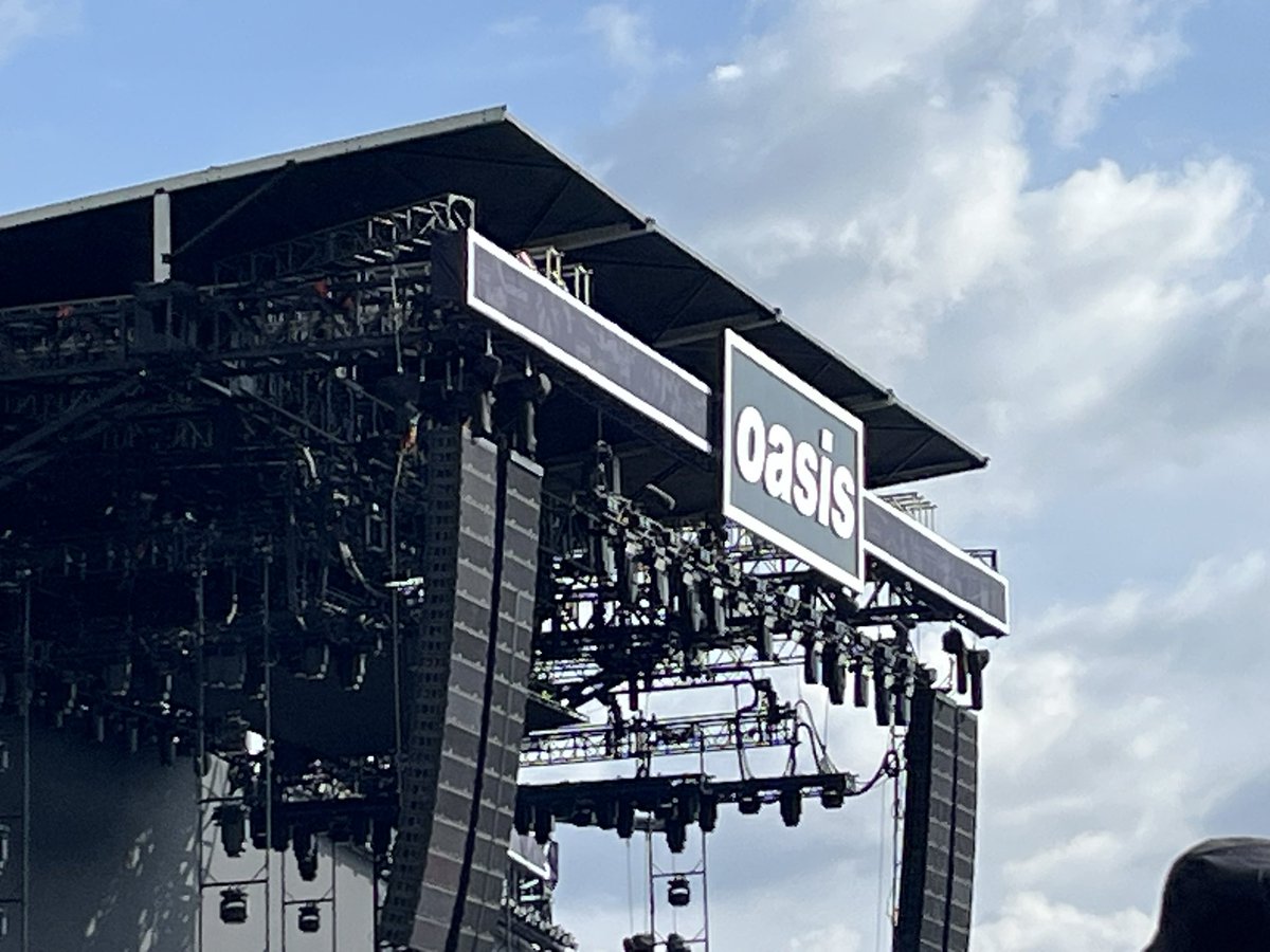 All set for one hell of an evening in Heaton Park with Oasis