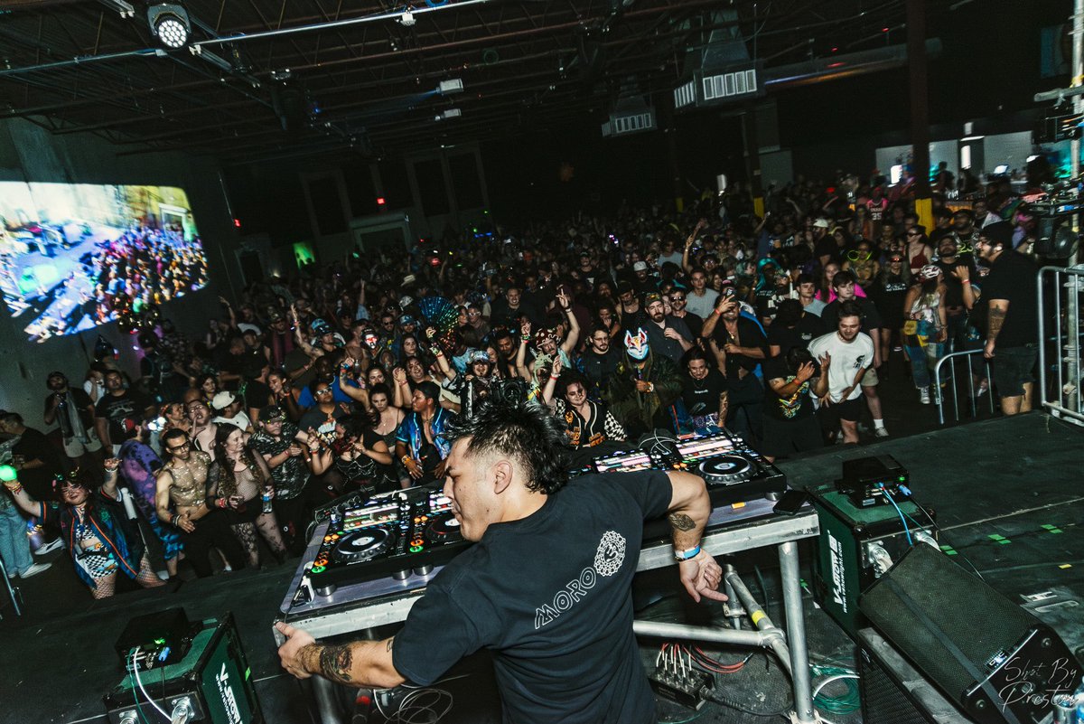 apexmoro's tweet image. Still floating from this last weekend 🤩 
@SoundersDallas you were incredible, truly a night I will never forgot. Let’s do it again ASAP @HAM_Promotions 👀💜 
ps who got the lucky shirt? 
Phots by :shotbypreston on Insta (no twitter but an incredible human worth the follow on IG)
