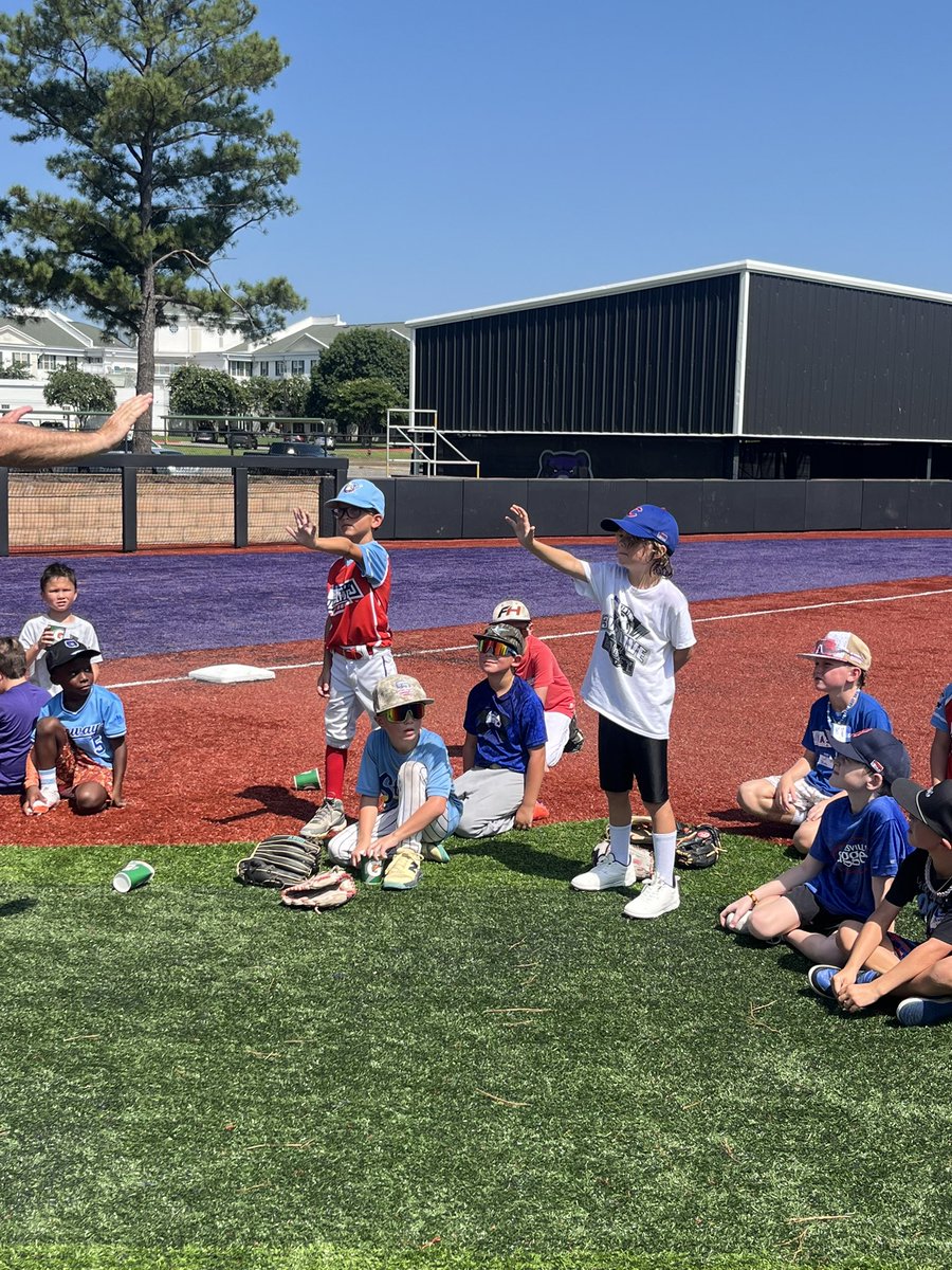UCABearBaseball's tweet image. What a day!!!!
We are thankful these 7/8 year old campers got to hangout with us today! It was HOT but the popsicles helped!
See you again tomorrow!! 🐻 ⚾️
#BearClawsUp x #FightFinishFaith