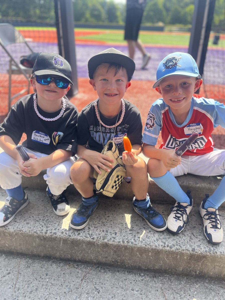 UCABearBaseball's tweet image. What a day!!!!
We are thankful these 7/8 year old campers got to hangout with us today! It was HOT but the popsicles helped!
See you again tomorrow!! 🐻 ⚾️
#BearClawsUp x #FightFinishFaith