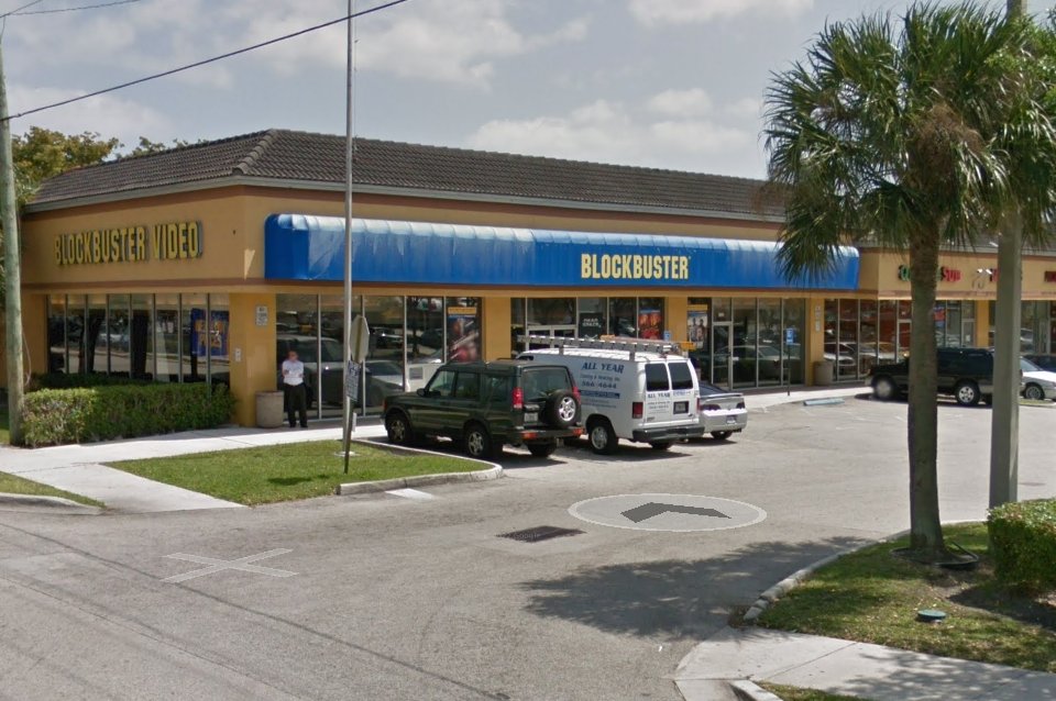 PolyDepression's tweet image. My childhood Blockbuster turned into a gas station lot.