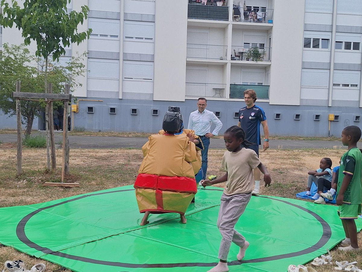Quartier Montreux cet après midi 

Animations / Défi ultime 

Cet été, la Ville de Sablé-sur-Sarthe  propose des activités pour les jeunes des quartiers ! 🏹🎾⚽️🏀🏉🚣🏻‍♂️

Mardi St Exupéry 
Mercredi Montreux 
Jeudi Espace Henri Royer

Plus de 140 jeunes profitent de ces activités …