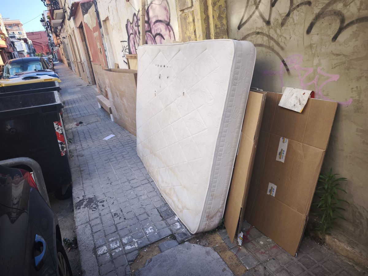 Vecinos guarros con el <a href="/AjuntamentVLC/">Ajuntament València</a> más ineficaz de la historia de Valencia lleva a unas calles sucias. 
Tramoyers 33 en el Cabanyal <a href="/ValenciaNetaVLC/">ValenciaNetaVLC</a> 
Enhorabuena al vecino con su nueva televisión de 75 pulgadas