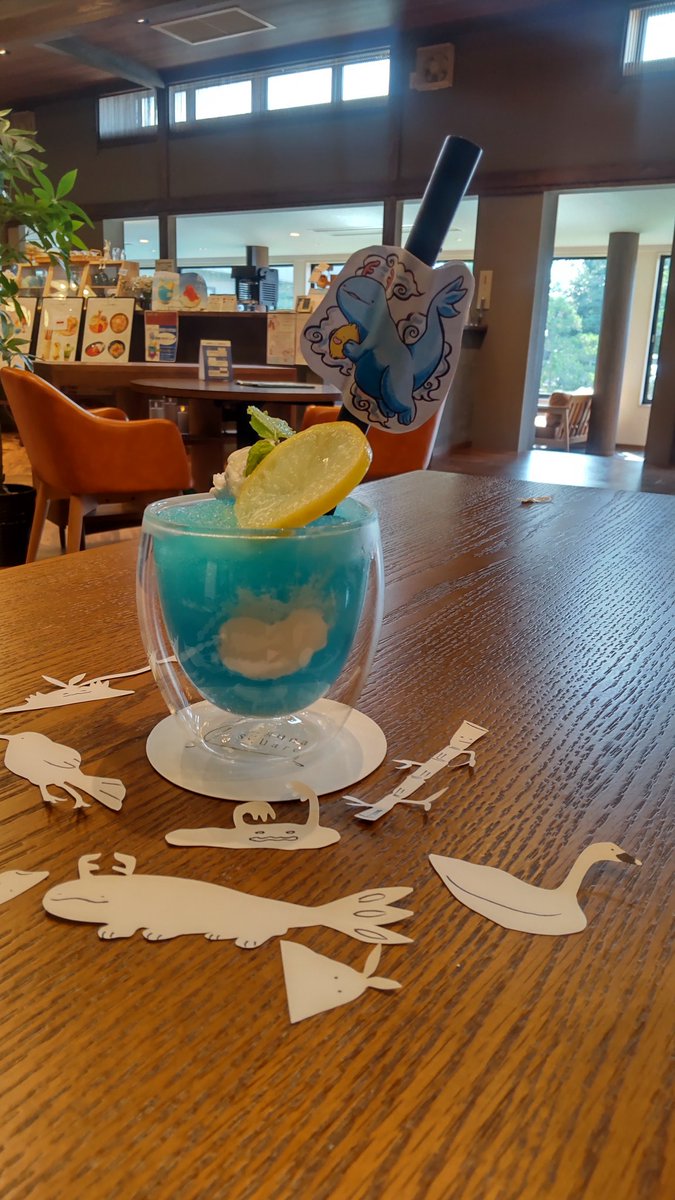 隣の席で座ってるマダム集団の方から『可愛い～～♥️』って黄色い声がして、チラっと見たら青空クラウドソーダが運ばれてきてた♥️
ガタカミちゃん、大活躍だね！
#青空クラウドソーダ
#ラグーナスクエア
#みずとつちの芸術祭2025