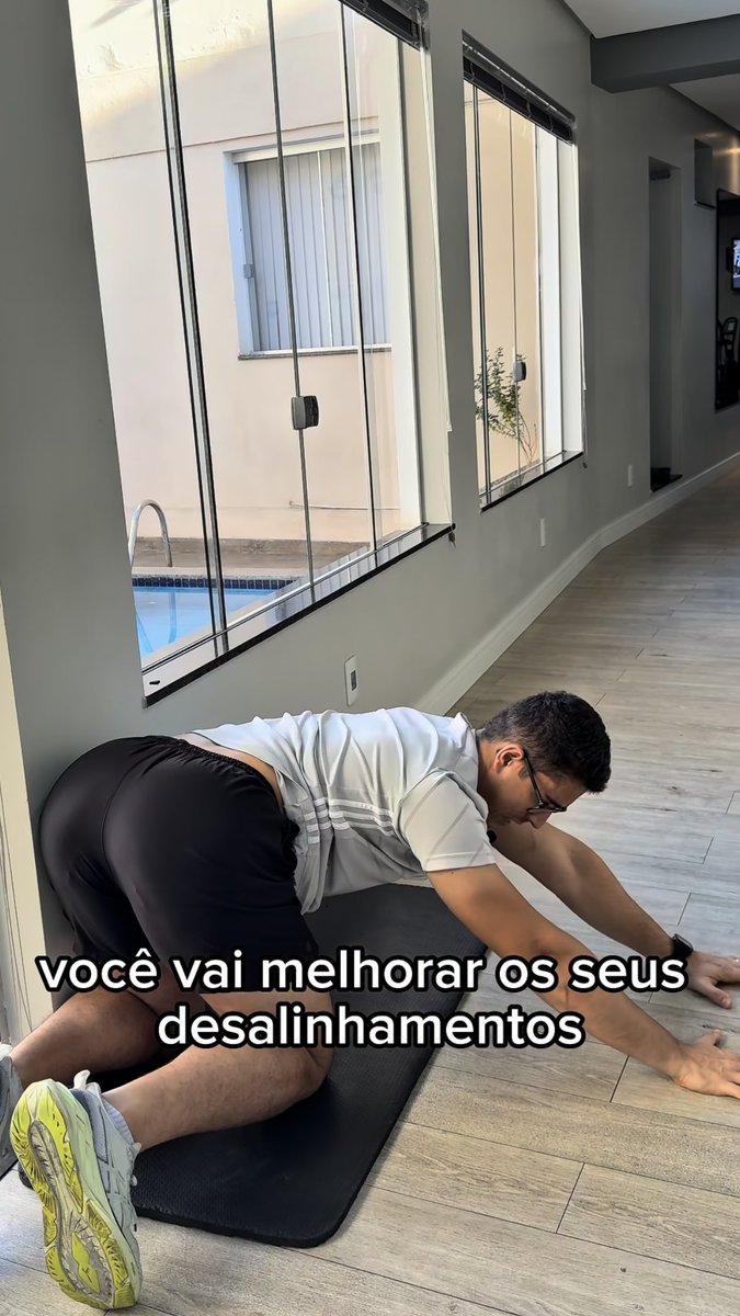 Faria um TCC de como esses influencers fit são homofóbicos mas se colocam em posições sugestivas por like de… homens