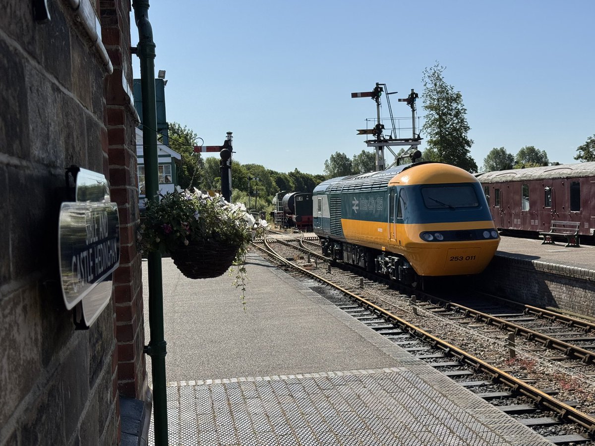 colnevalleyrail's tweet photo. Earlier this month it was announced that 43023 received a new old livery!

The 125 Heritage team did a superb job on this. 

#hst #class43 https://t.co/SQBaWVzZoj