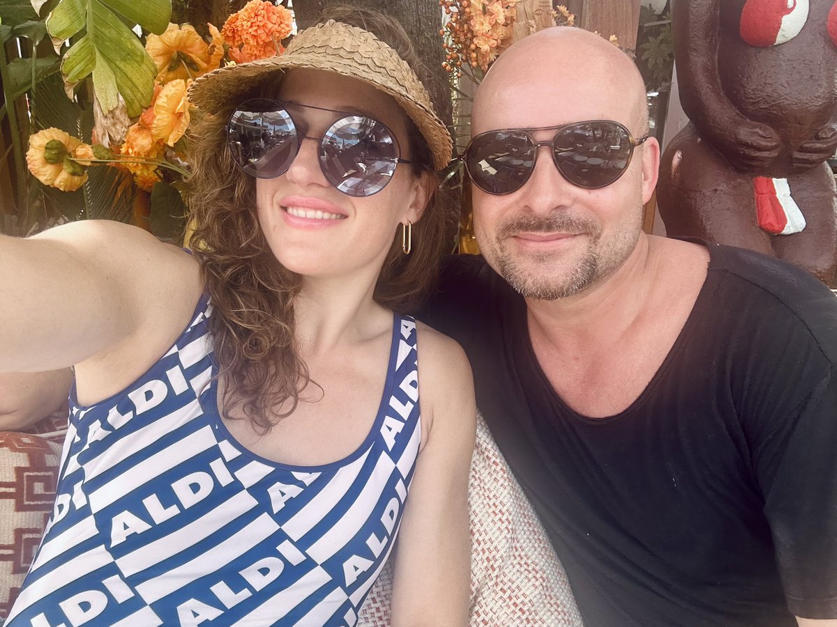 Zon, zee, strand en wát een omgeving. Mooiste mode + prachtige kunstgalerieën hier in St Tropez 🤩 Hoogtepunt van vandaag was toen ik een 6-jarige zag lopen met een Hermes tas. Niemand had mijn badpak, tho ✌🏼