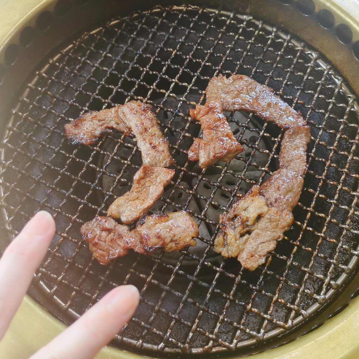 piramaru15's tweet image. aikoー！！27周年おめでと🍖🔥

美白命だし暑いのも苦手だから行くことないって思ってた夏フェスも、
ドラマで好きになって、いつか生でって思ってた落語も、
aikoのおかげでゴーゴー！
って世界が広がって、未来が楽しみで溢れてるよ❤️‍🔥
いつも大盛りのシアワセをあじがと🍚🫶
ばくゆ♨️
@aiko_dochibi