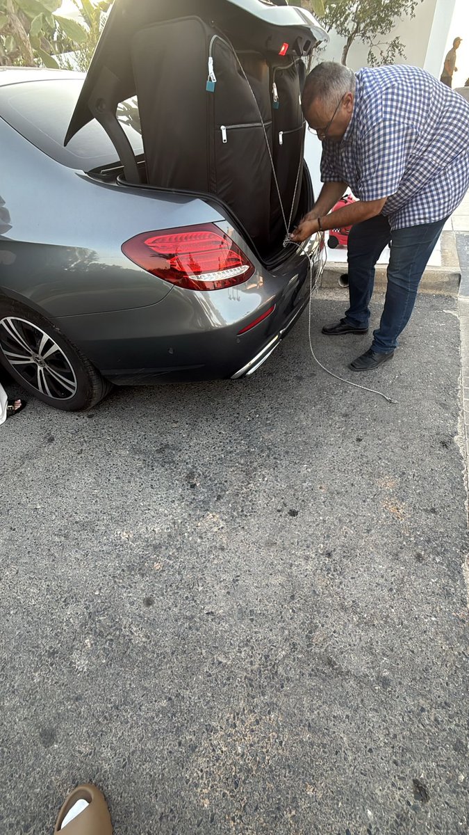 Hi <a href="/jet2tweets/">Jet2tweets</a> can you explain a Mercedes has turned up for an airport transfer for 2 adults 1 baby 3 suitcases hand luggage &amp; a pushchair 🙄