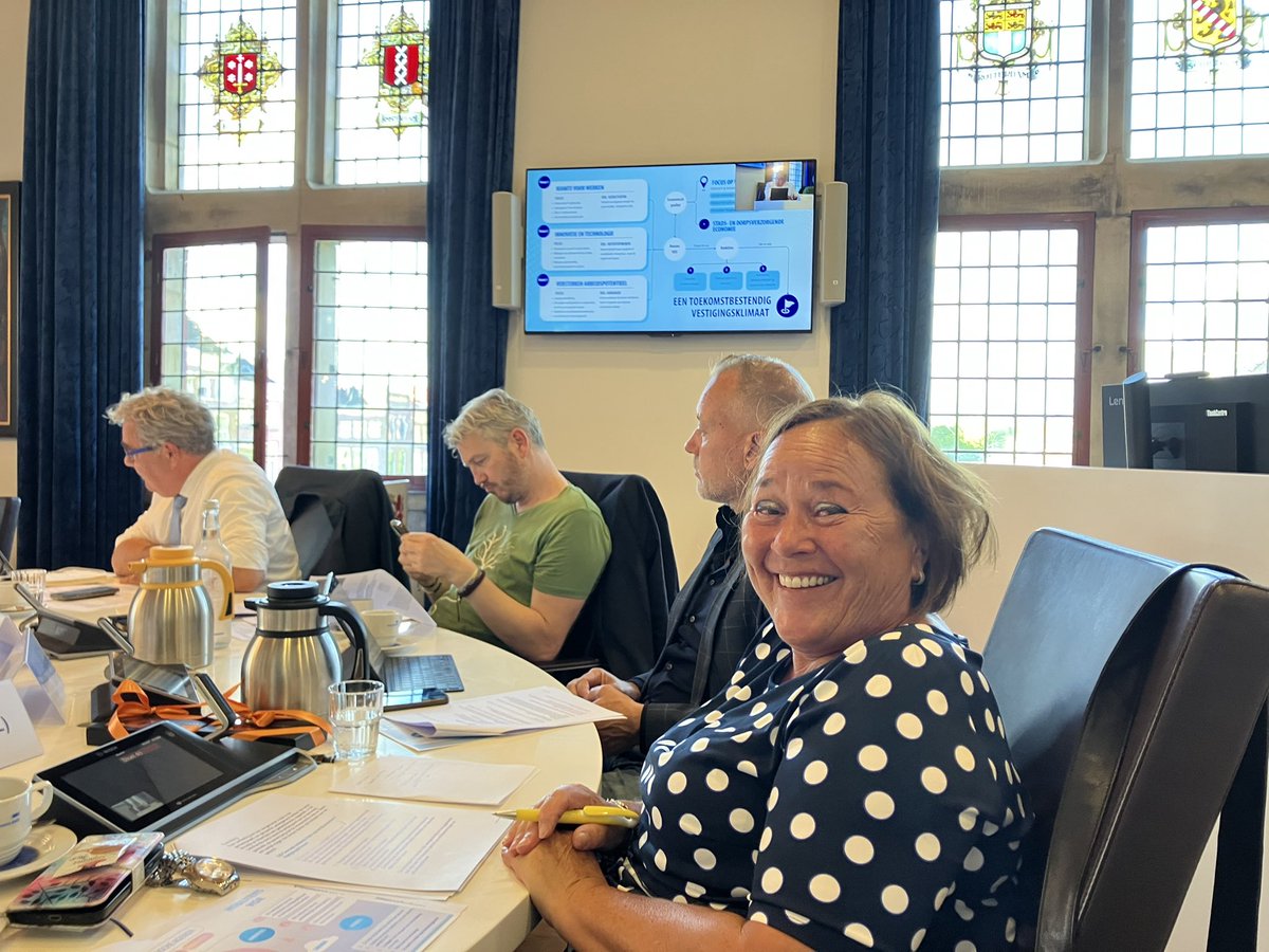 Mijn laatste <a href="/Metropoolregio/">MRDH</a> vergadering, ic de adviescommissie MRDH waar de raadsleden uit 21 gemeenten hun reactie geven op twee voorstellen: visie mobiliteit en visie economisch vestigingsklimaat. Belangrijk voor een agglomeratie als de onze. Trots op deze mooie samenwerking!