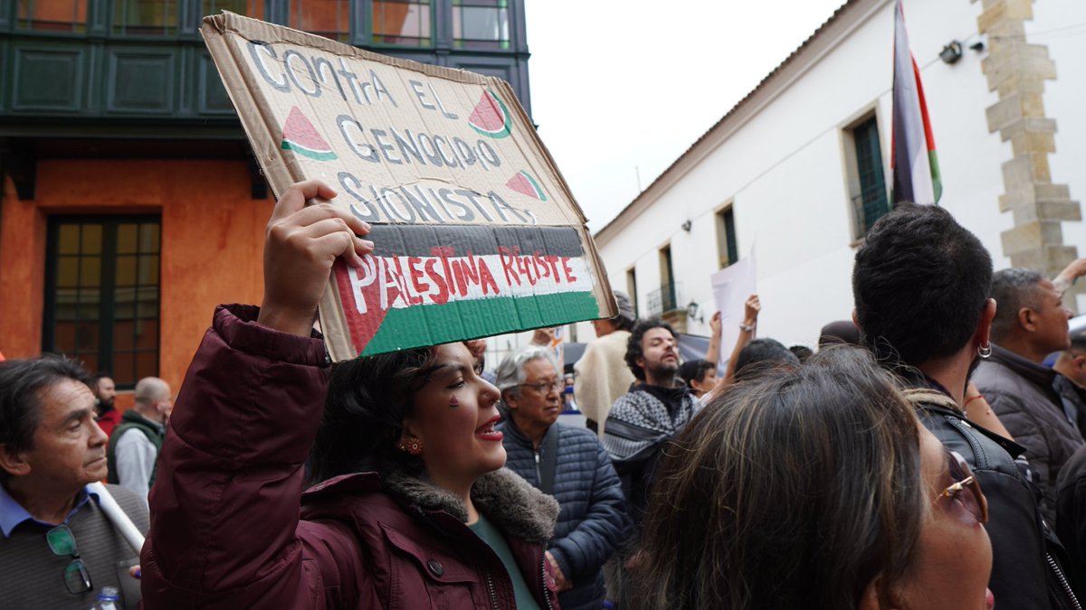 CPueblos_Col's tweet image. Como Congreso de los Pueblos y el @CNA_Colombia hacemos presencia en la jornada de movilización convocada para el día de hoy en defensa de la autodeterminación de los pueblos del mundo y en especial por una Palestina Libre.
Exigimos que el estado colombiano, junto a los 30…