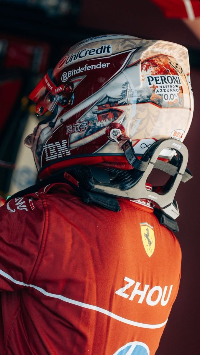 zhoucore's tweet image. his helmet is actually so pretty omg