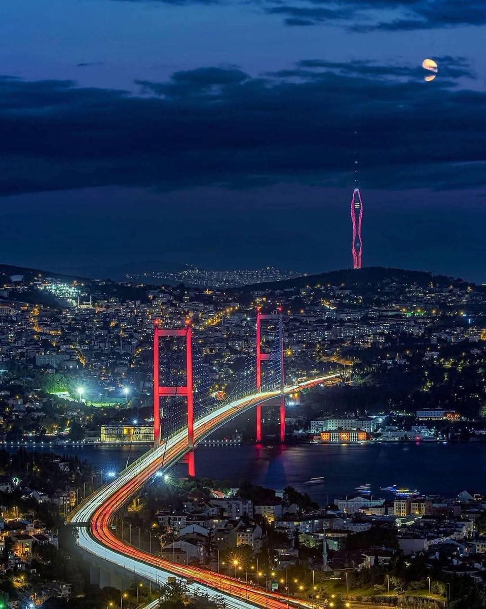 Sfran_34's tweet image. Şimdi Orhan Veli&apos;yle
Galata senin Sirkeci benim
Dolaşsak İstanbul&apos;u Divane.

Balık ekmek yesek martılarla
Özdemir Asaf&apos;la köşe kapmaca oynasak
Yusyuvarlak dünyamızda
Kelimeler hep ebe olsa. 
Atilla İlhan&apos;la yansak sevmediklerimize
Sevemediklerimize

Nazım&apos;la inadına umut desek.!