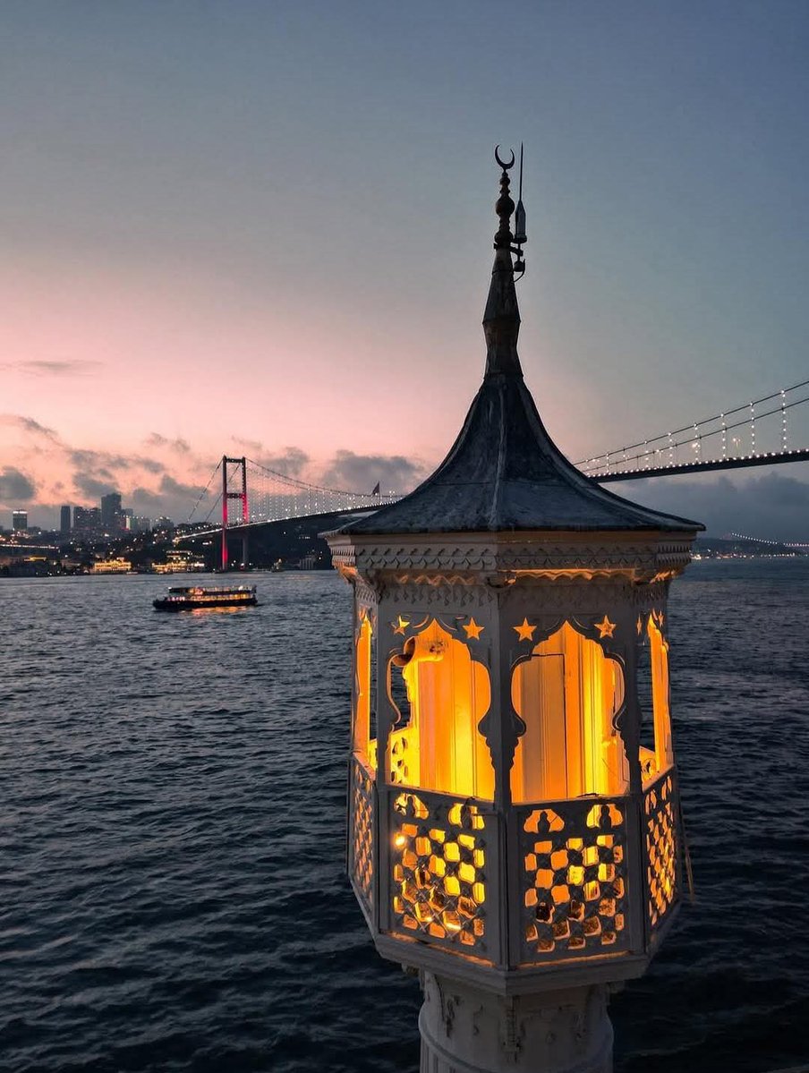 Sfran_34's tweet image. Şimdi Orhan Veli&apos;yle
Galata senin Sirkeci benim
Dolaşsak İstanbul&apos;u Divane.

Balık ekmek yesek martılarla
Özdemir Asaf&apos;la köşe kapmaca oynasak
Yusyuvarlak dünyamızda
Kelimeler hep ebe olsa. 
Atilla İlhan&apos;la yansak sevmediklerimize
Sevemediklerimize

Nazım&apos;la inadına umut desek.!
