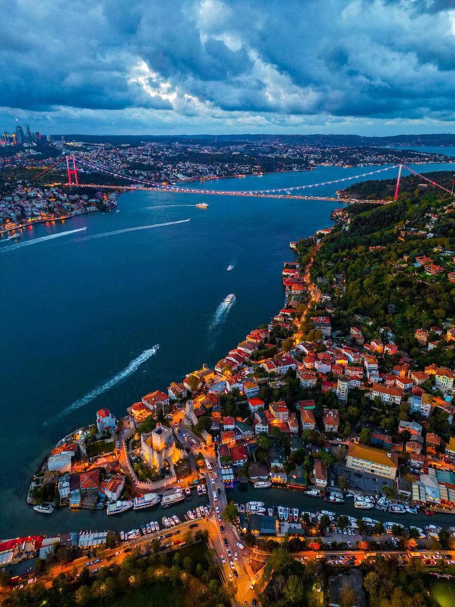 Sfran_34's tweet image. Şimdi Orhan Veli&apos;yle
Galata senin Sirkeci benim
Dolaşsak İstanbul&apos;u Divane.

Balık ekmek yesek martılarla
Özdemir Asaf&apos;la köşe kapmaca oynasak
Yusyuvarlak dünyamızda
Kelimeler hep ebe olsa. 
Atilla İlhan&apos;la yansak sevmediklerimize
Sevemediklerimize

Nazım&apos;la inadına umut desek.!