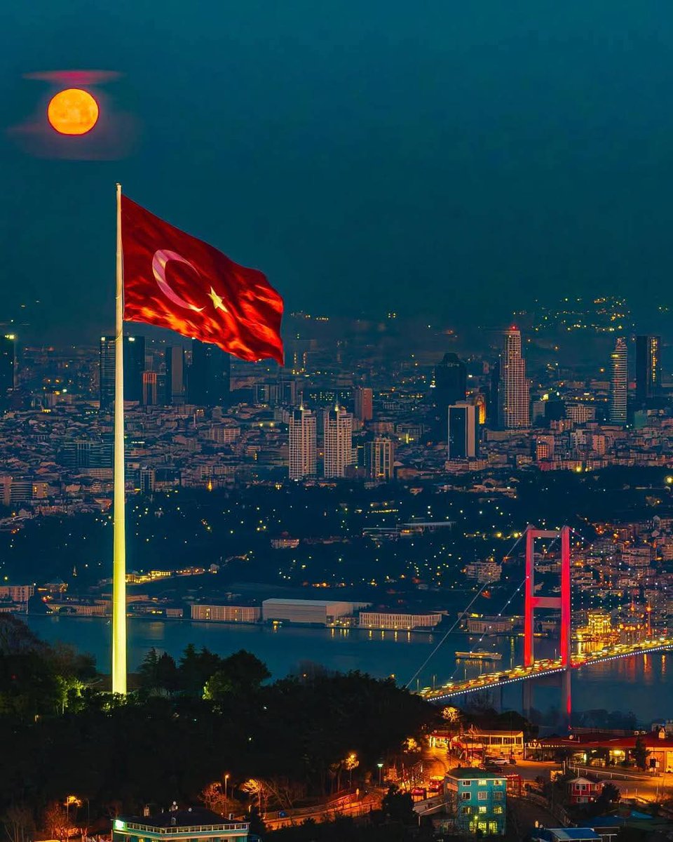 Sfran_34's tweet image. Şimdi Orhan Veli&apos;yle
Galata senin Sirkeci benim
Dolaşsak İstanbul&apos;u Divane.

Balık ekmek yesek martılarla
Özdemir Asaf&apos;la köşe kapmaca oynasak
Yusyuvarlak dünyamızda
Kelimeler hep ebe olsa. 
Atilla İlhan&apos;la yansak sevmediklerimize
Sevemediklerimize

Nazım&apos;la inadına umut desek.!