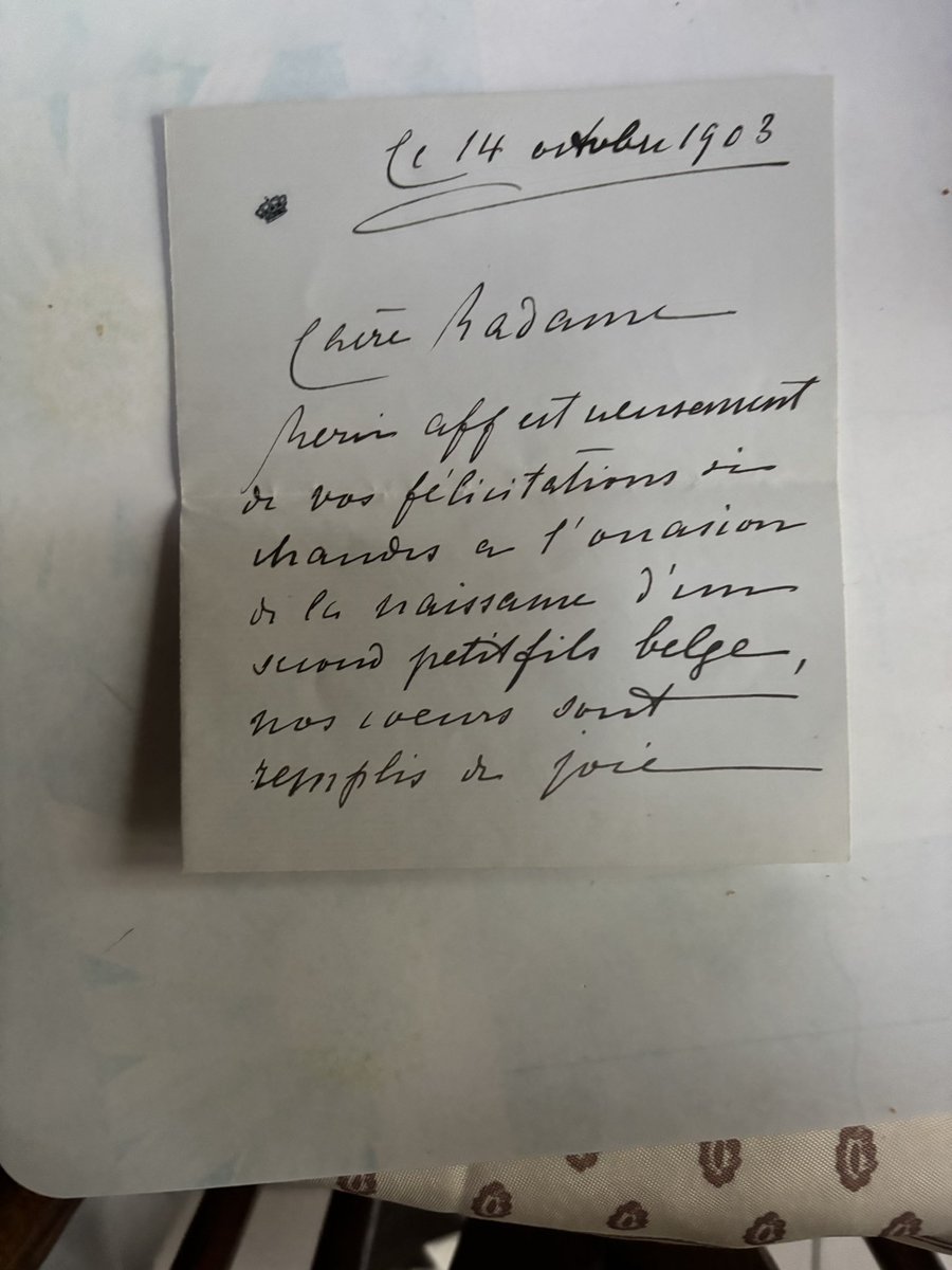 GeertJanssens68's tweet image. Nieuw in de collectie
📬 14 oktober 1903
👶 “Un second petit-fils belge…”
Vier dagen na de geboorte van prins Karel van België, de latere regent, stuurt gravin Marie een tedere dankbrief.
Haar harten zijn vervuld van vreugde — en dat deelt ze graag met haar trouwe…