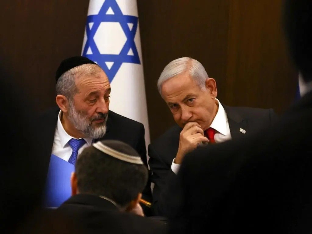 ultimora_pol's tweet photo. 🇮🇱 #Israele – Anche il partito #Shas, principalmente composto da ultraortodossi sefarditi e mizrahì, lascia l'esecutivo di #Netanyahu per la mancata esenzione degli uomini ultra-ortodossi dal servizio militare. Non lascia però la maggioranza, che resta appesa a un voto.
@ultimora_pol