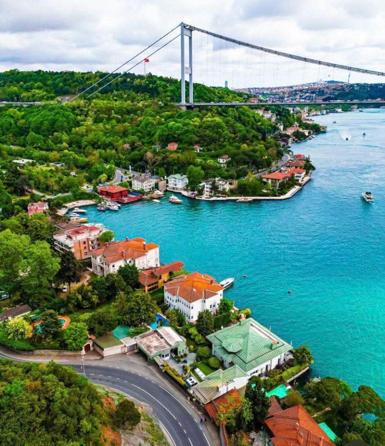 Sfran_34's tweet image. Sonra Edip Cansever&apos;le çayımızı yudumlasak
Sohbetimizden ağırlaşan masada

Nilgün Marmara o güzelim, canım Yalnızlığmı
Geri getirse bana.

Son yaşadığım paragrafı
Temize çekse Murathan Mungan Aşkla.

Ve sonra Ahmet Haşim elimden tutsa
Son basamağında merdivenin