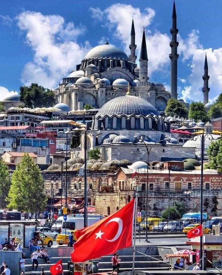 Sfran_34's tweet image. Sonra Edip Cansever&apos;le çayımızı yudumlasak
Sohbetimizden ağırlaşan masada

Nilgün Marmara o güzelim, canım Yalnızlığmı
Geri getirse bana.

Son yaşadığım paragrafı
Temize çekse Murathan Mungan Aşkla.

Ve sonra Ahmet Haşim elimden tutsa
Son basamağında merdivenin