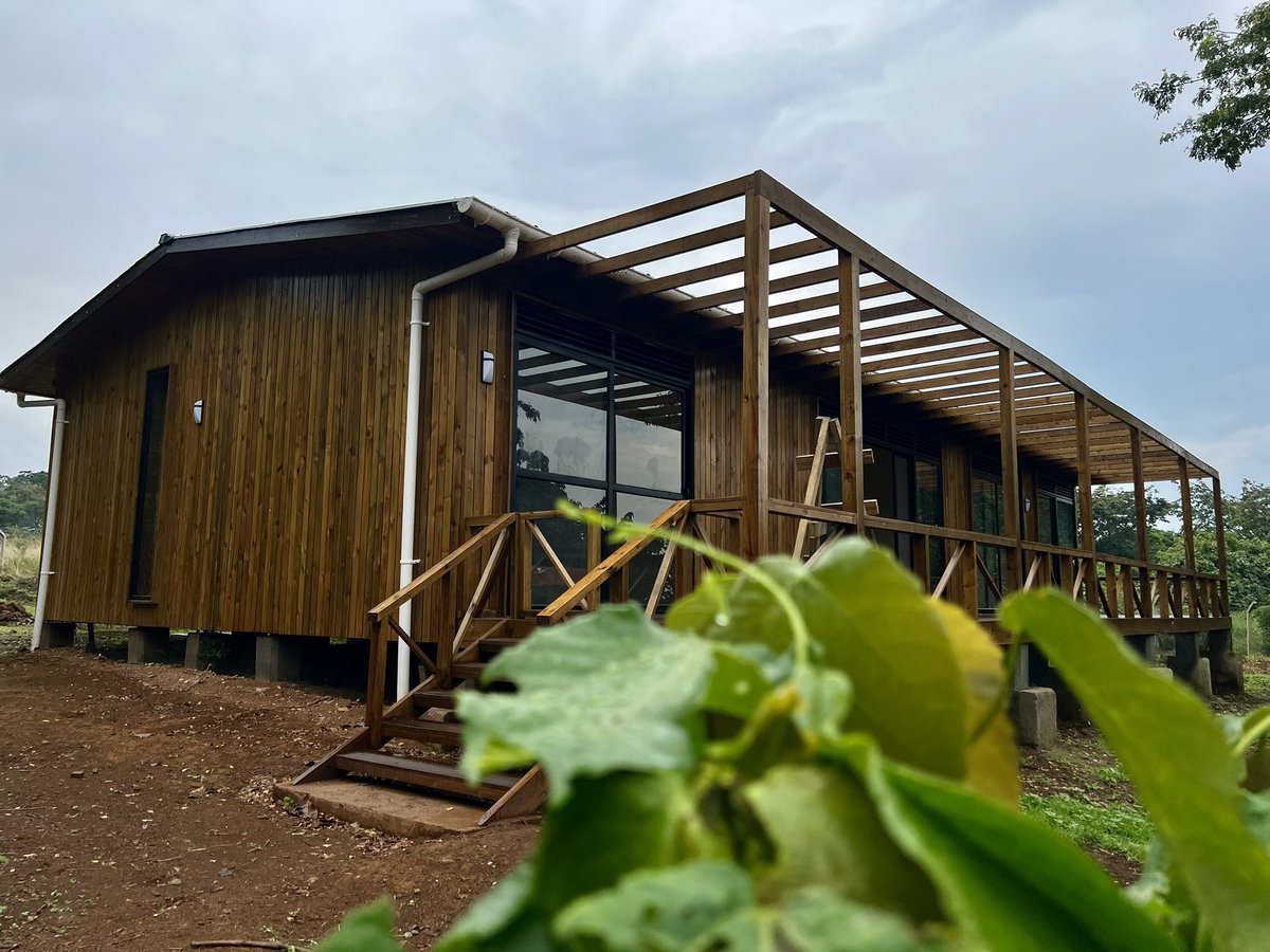 CallMeKulubya's tweet image. We have successfully handed over this house today’s afternoon.
Has 4 bedrooms and 3 bathrooms.
3 of the bedrooms have wider sliding doors that open to the decking.
More light into the building given the wider panoramic windows.
More hectares of forests have been sustained…