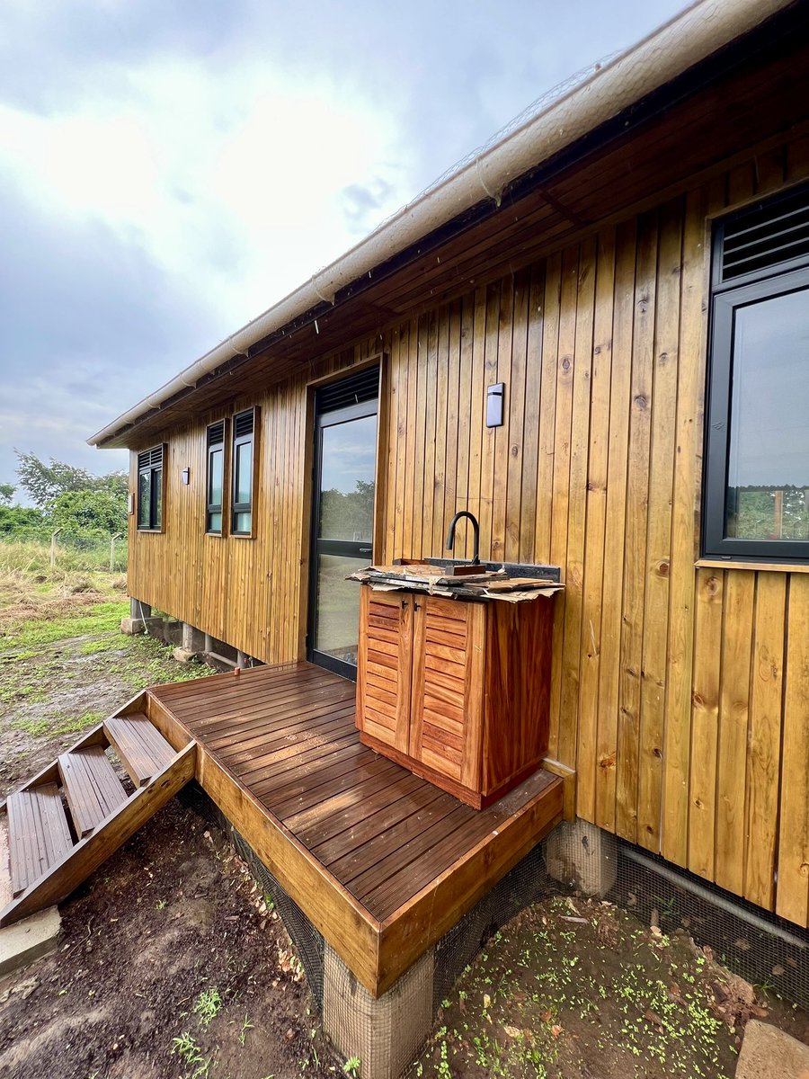 CallMeKulubya's tweet image. We have successfully handed over this house today’s afternoon.
Has 4 bedrooms and 3 bathrooms.
3 of the bedrooms have wider sliding doors that open to the decking.
More light into the building given the wider panoramic windows.
More hectares of forests have been sustained…