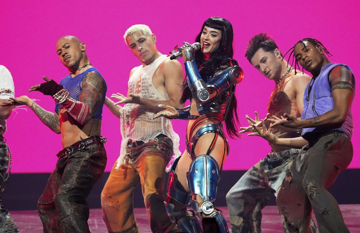 Wendy's waitresses in shock, Bradford Cobb confirms that last night's show in Inglewood was SOLD OUT.