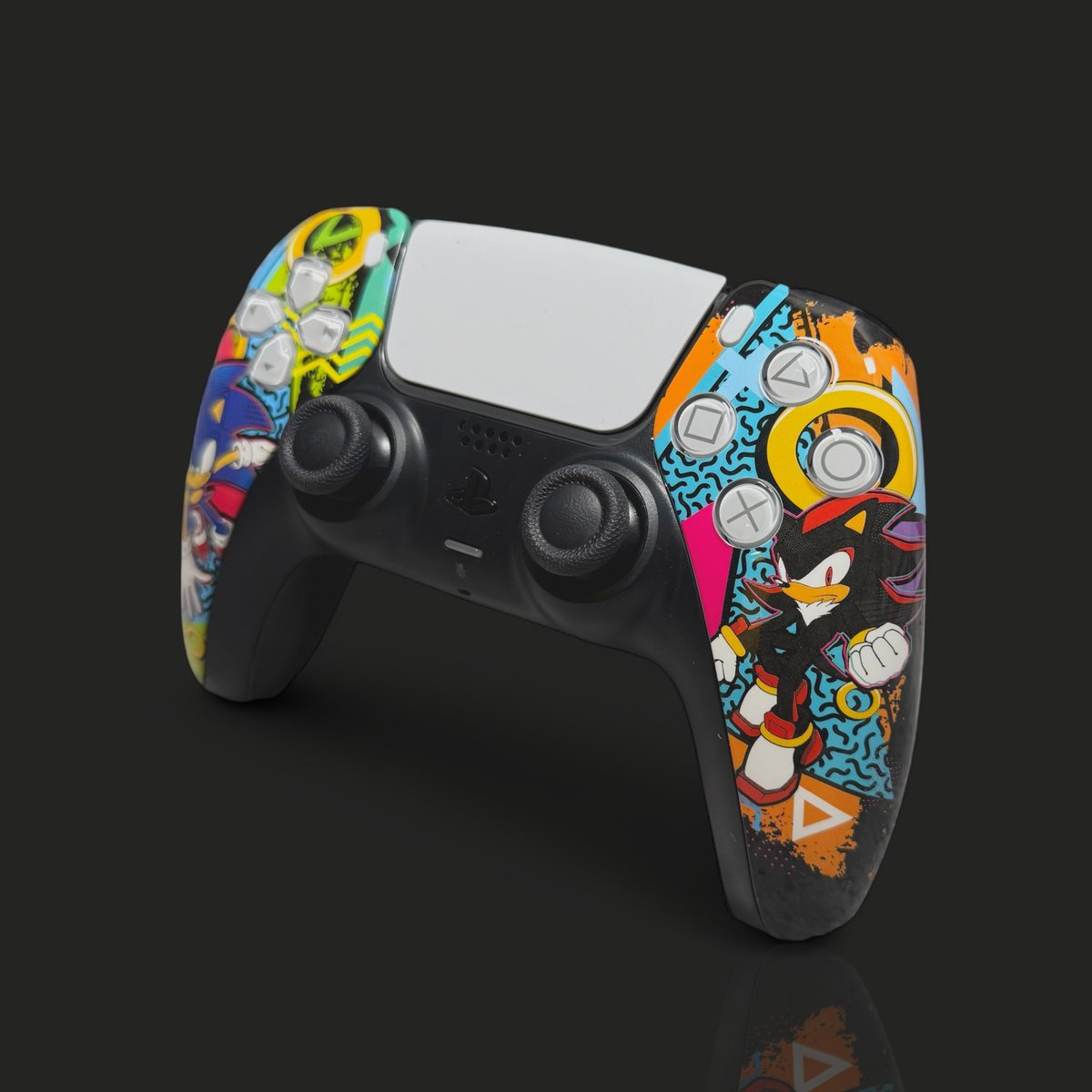 CptnAlexDesigns's tweet image. Two legendary hedgehogs, one epic DualSense controller. The Sonic X Shadow DualSense from our Y2Kaos collection is available NOW, but stock is running low!
Put the power of these heroes (and anti-heroes!) in your hands with the limited edition collection, available exclusively…