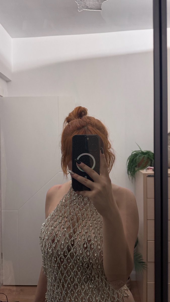 Bugün çok özel bir aile dostumuzu akşam yemeğine davet ettim harika yemekler hazırladım, sevgilim abartılı giyindiğimi söylüyor bence gayet şık ve sade siz ne düsünüyorsunuz 🥹