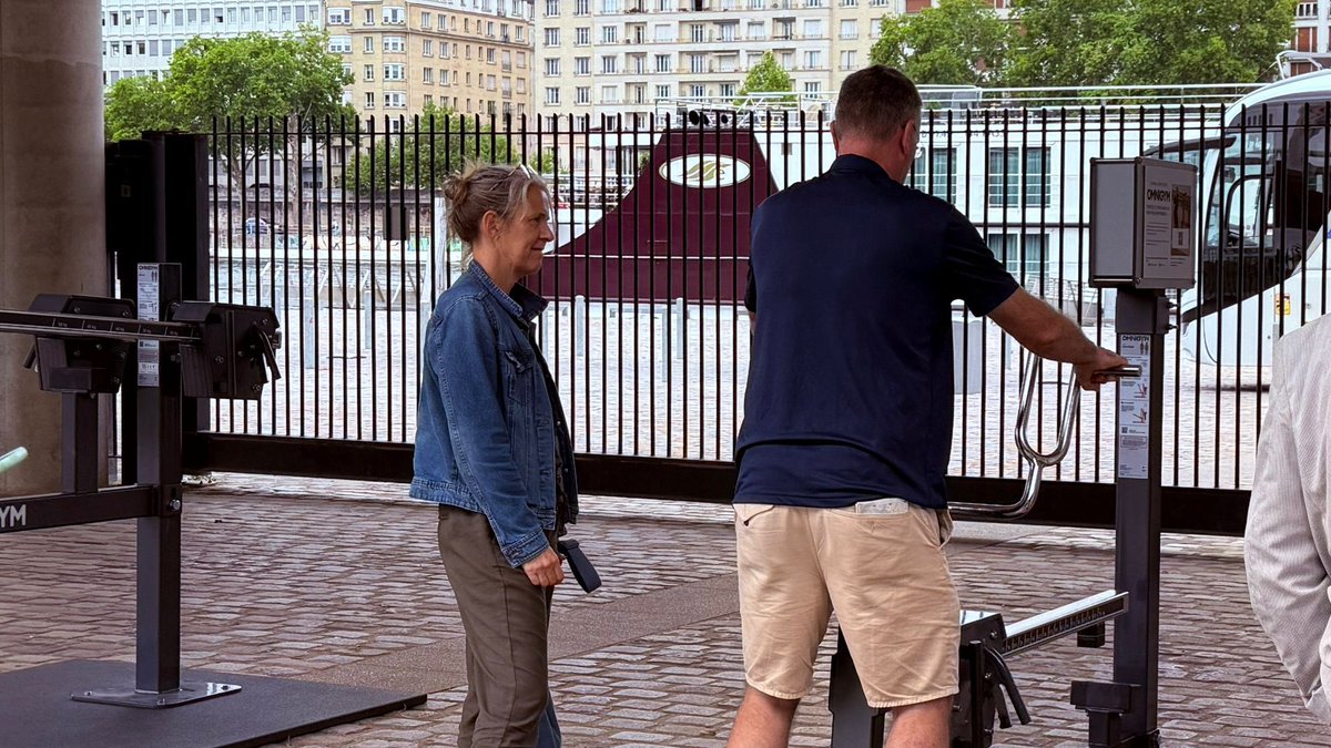 mairie15's tweet photo. Rendre le sport accessible à tous dans l’espace public: c’est l’engagement de la Mairie de #Paris15. Six agrès #Omnigym ont été installés au parc André Citroën (accès port de Javel), en partenariat avec @WIITraining Une première expérimentation à Paris, gratuite et en libre accès https://t.co/39PhKzMOUt