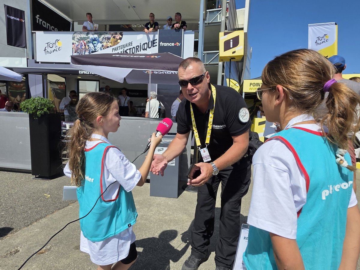 Karim BENMILOUD (@benmiloudkarim) on Twitter photo (1/2) <a href="/LeTour/">Tour de France™</a> avec les élèves de <a href="/USEPgers/">USEP32</a> dans l'espace <a href="/FranceTV/">France tv</a> du #TDF2025 à #Toulouse🚴
Encadrés par <a href="/LeCLEMI/">CLEMI</a> <a href="/Clemi_Toulouse/">CLEMI Toulouse</a> & les journalistes <a href="/MPitchounes/">Média Pitchounes</a>:
🎤Interviews
🎥Découverte des coulisses de la couverture médiatique = formidable exemple d’éducation aux médias 👏 (1/2) <a href="/LeTour/">Tour de France™</a> avec les élèves de <a href="/USEPgers/">USEP32</a> dans l'espace <a href="/FranceTV/">France tv</a> du #TDF2025 à #Toulouse🚴
Encadrés par <a href="/LeCLEMI/">CLEMI</a> <a href="/Clemi_Toulouse/">CLEMI Toulouse</a> & les journalistes <a href="/MPitchounes/">Média Pitchounes</a>:
🎤Interviews
🎥Découverte des coulisses de la couverture médiatique = formidable exemple d’éducation aux médias 👏