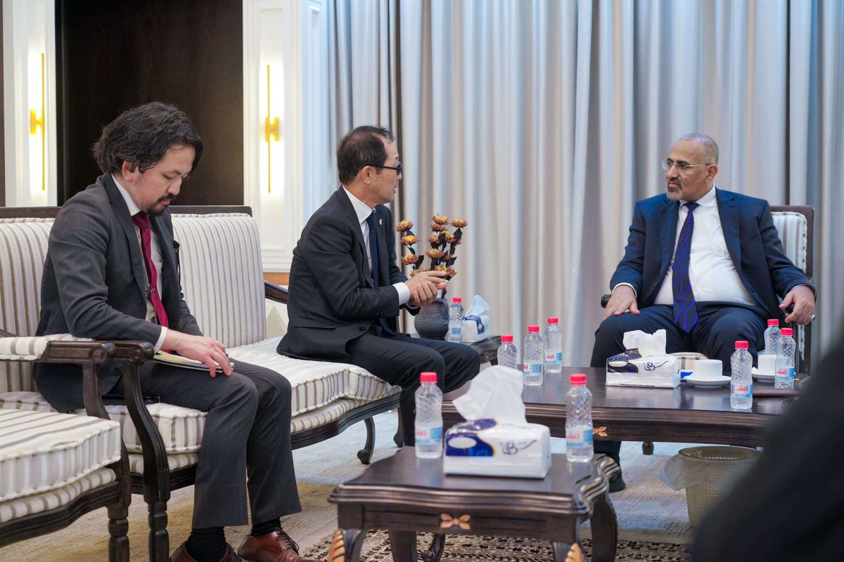 📰 #العاصمة_عدن | استقبل الرئيس عيدروس الزُبيدي سفير اليابان يوئيتشي ناكاشيما في عدن. ناقشا خلال اللقاء الأزمة الإنسانية وهجمات الحوثيين على المنشآت النفطية. ثمّن الرئيس الزُبيدي الدعم الياباني لتطوير ميناء عدن ودعا لتوسيع التعاون التنموي.