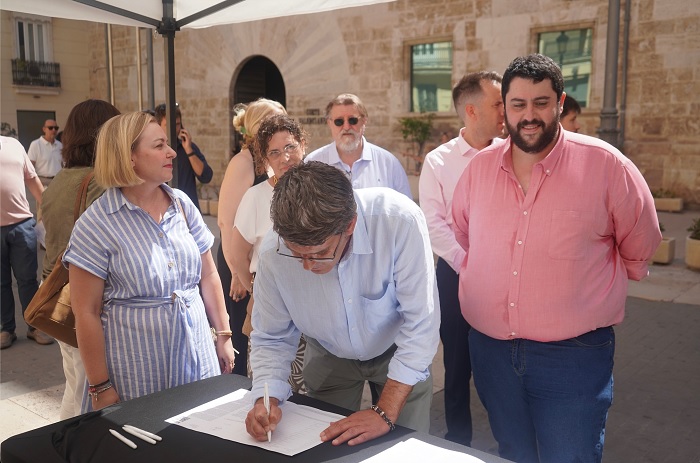 InfoTúria (@infoturia) on Twitter photo La <a href="/UMunicipalista/">Municipalistas</a> inicia la recollida de les 10.000 firmes per a reformar la llei electoral infoturia.com/comunitat-vale… <a href="/davgarciaperez/">David García Pérez</a> <a href="/UMunicipalista/">Municipalistas</a> <a href="/nataliaenguix/">Natalia</a> <a href="/JorgeRodrigz_/">Jorge Rodríguez | Alcalde Ontinyent</a> La <a href="/UMunicipalista/">Municipalistas</a> inicia la recollida de les 10.000 firmes per a reformar la llei electoral infoturia.com/comunitat-vale… <a href="/davgarciaperez/">David García Pérez</a> <a href="/UMunicipalista/">Municipalistas</a> <a href="/nataliaenguix/">Natalia</a> <a href="/JorgeRodrigz_/">Jorge Rodríguez | Alcalde Ontinyent</a>