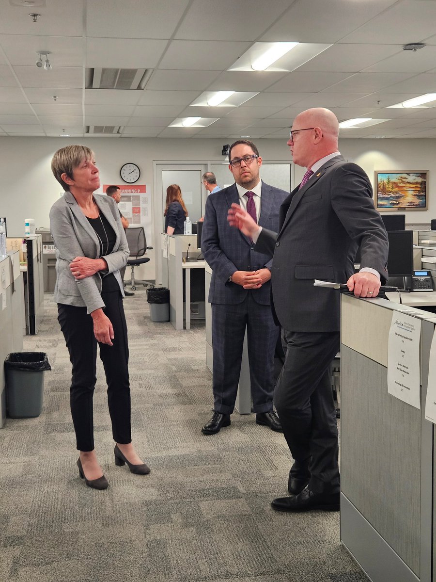 EleanorO_MP's tweet image. Visited Alberta’s Provincial Emergency Coordination Centre with @MikeEllisUCP. Strong cooperation between federal and provincial teams is key to protecting communities and responding quickly when disasters like wildfires or floods strike.