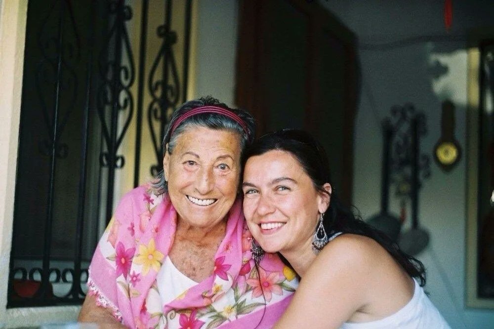 Bugün, Müzeyyen doğdu. 
Gencecik, hatta çocuk yaşta tek başına çıktığı yolculuğu, bir dev olarak tamamlayan Müzeyyen Senar doğdu bugün. 

Onun sesinin dokunduğu her kalp bilir ki; Müzeyyen Senar sadece bir yorumcu değil. Bir öğretmen, bir yoldaş, bir zaman yolcusu…