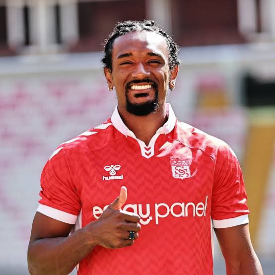 ÖZEL…
1. Lig’e düşen ve yeni sezon öncesi kadro revizyonuna giden Sivasspor da Samuel Moutoussamy için iyi bir teklif gelmesi durumunda satılması veya kiralık gönderilmesi planlanıyor. Oyuncu Gaziantep FK ya da önerildi.