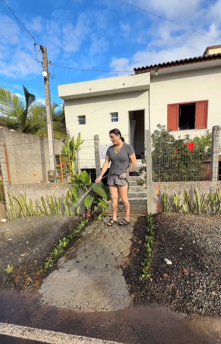 A Lu Mayers pintou, fez calçada, fez chão e ainda fez um portão pra pelo menos conseguir MORAR EM UM LUGAR DIGNO pagando mais de 900 REAIS pra simplesmente a dona da kitnet (um muquifo) pedir a casa porque a Luiza disse que a fiação da casa tava podre (após um INCÊNDIO)