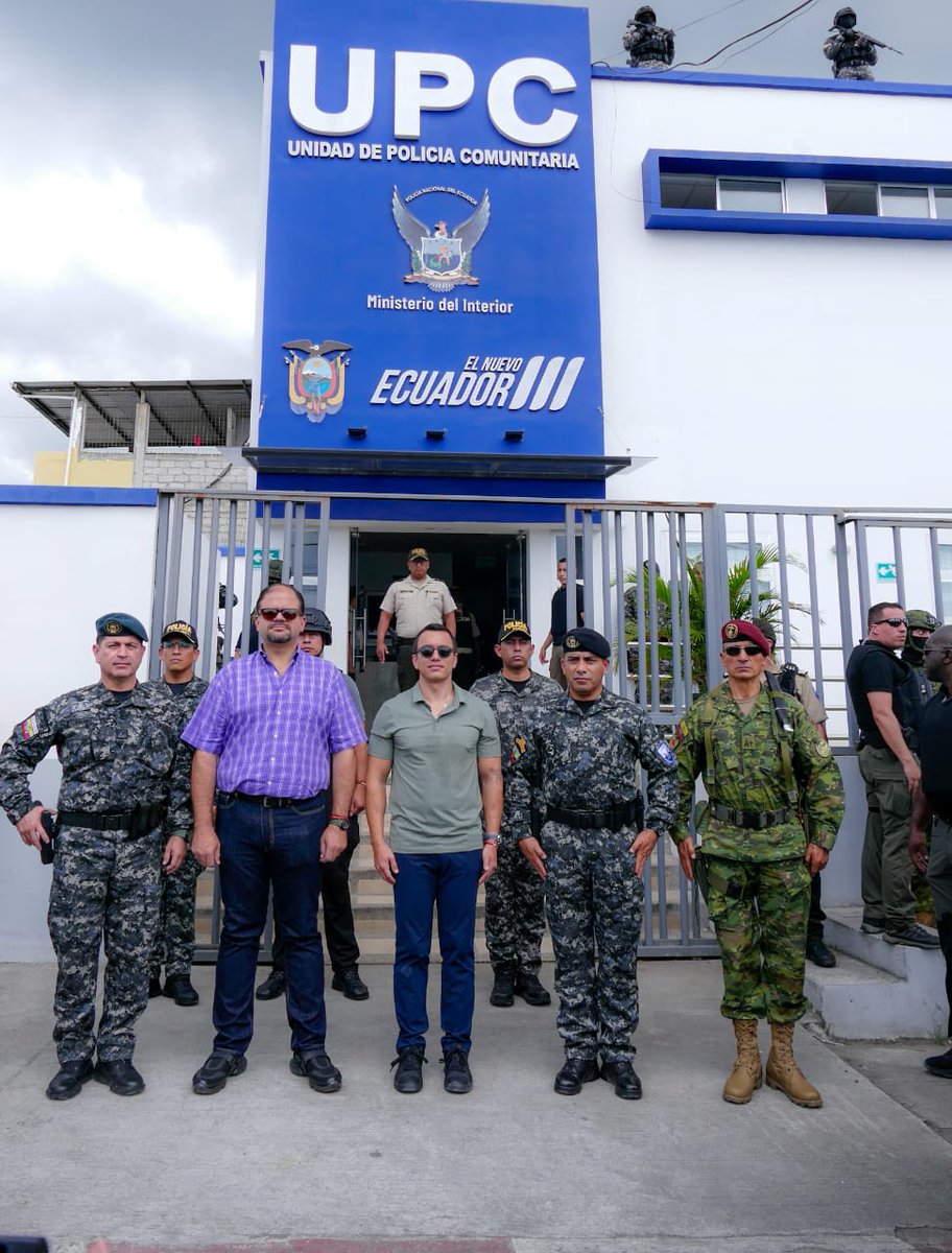 CmdtPoliciaEc's tweet image. Hoy es un día trascendental para la provincia de #Esmeraldas. Con la entrega de la Unidad de Policía Comunitaria, reafirmamos nuestro compromiso con la #SeguridadCiudadana y fortalecemos el trabajo cercano con la comunidad. Esta #UPC es más que infraestructura: es presencia, es…